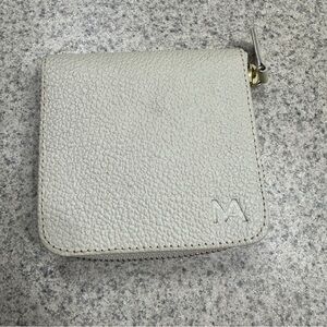 Maagu Leather Wallet Ivory Cobblestone Square
Zipper Closure Genuine Mexican